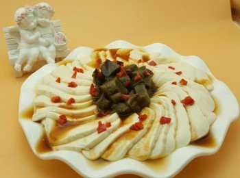 step5: 將紅椒洗淨切粒舖上豆腐上即可