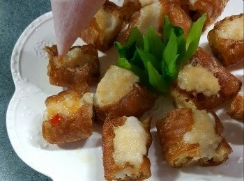 step6: 煎熟墨魚滑至金黃後，排上碟上，淋上泰式甜雞醬即可