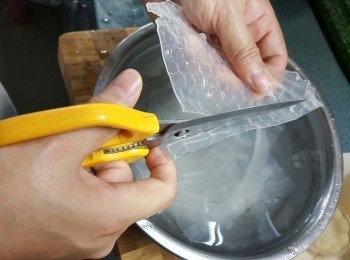 step3: 再將粉皮用較剪剪成長條形