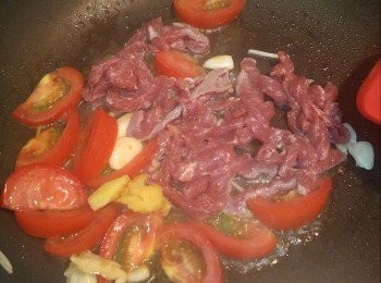 step3: 再爆香餘下之蒜頭及薑,倒入蕃茄,肉絲略炒