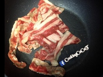 step1: 煮起白飯同時將洋蔥切條、蒜頭亦要切片及蔥切粒。於熱鍋加入油將肥牛炒至差不多熟盛起備用(一定不要住得過熟)。