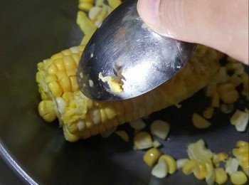 step2: 用鐵匙羹向下刮。