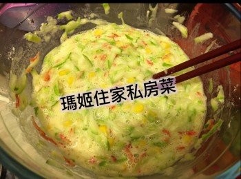 step6: 見差不多濃度先至放蒲瓜絲 粟米及櫻花蝦搞吓👉🏻落少許胡椒粉再搞