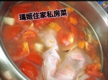 step6: 另預先準備大半煲水👉🏻煲滾將其餘材料放下（除大豆芽）👉🏻煲滾落大眼雞魚袋煲1.5小時