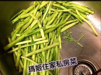 step5: 通菜頭夠30分鐘後，就可以揸乾水直接放入內（記住不用再沖水）