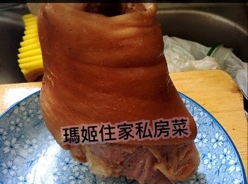 step3: ～30分鐘後取出👉🏻將豬手打直企在碟上攤凍（打直企係唔想啲水浸住豬皮，同埋可以快速令佢攤凍）