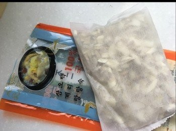 step1: 市面有人蔘雞湯包，包內有所有材料，人蔘