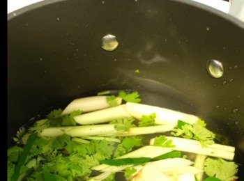 step5: 預備一個玻璃瓶或食物盒，放入鮑魚，倒入已放涼的汁底，雪過夜或雪8小時即可享用。