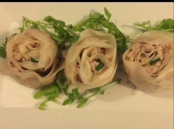 step1: 車厘茄3隻及香草少量, 作伴碟裝飾.