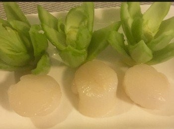 step1: 芥菜頭部用小刀子切成花卉狀，以滾水加一些雞粉煮5分鐘後，立即放入冷水中， 保持菜的顔色青綠色。

帶子以鹽、胡椒粉醮5分鐘。