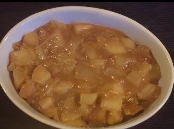 step1: 準備熱烤箱375度
將啤梨碎放入牛油内煮片刻, 加入紅
糖, 麵粉, 檸檬汁, 檸檬果皮碎, 肉桂粉煮至少量水成醬後, 備用.