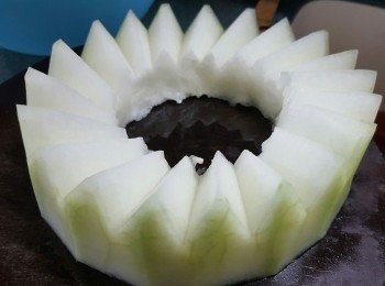 step1: 冬瓜買一環,(大小隨意)先去皮及於頂部切出花紋,用中火蒸25-30分鐘待淋(時間因應冬瓜大小而定)