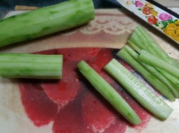 step4: 青瓜一條洗淨後刨去皮，切長段後再切絲待用（因為青瓜是生食，要用熟食枮板切）