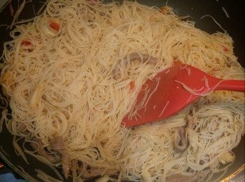 step6: 加入已熟之銀芽,生抽同鹽狂兜