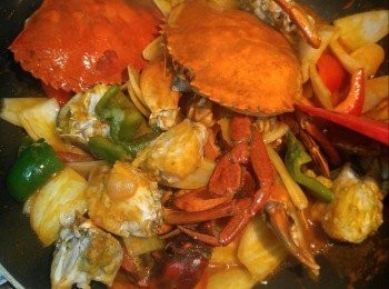 step6: 加入已走油之蟹件,雞湯,魚露兜亂,蓋上鑊蓋,大火5分鐘