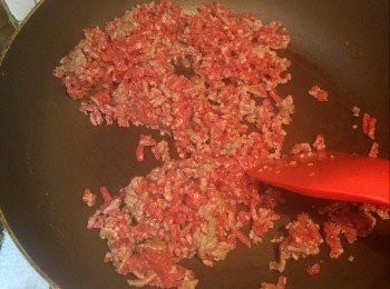 step2: 開火下油,落牛肉炒半熟