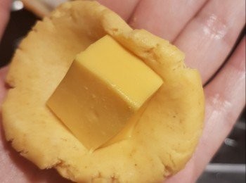 step2: 牛油用熱水座熱成牛油溶液, 雞蛋打成蛋液。