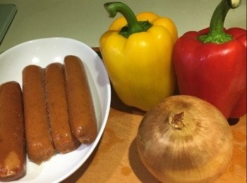 step1: 材料:(2人份量)
螺絲粉 250g
辣肉腸 4條
洋蔥 1個
紅/黃甜椒 各1個
什香草 少許
鮮番茄濃醬 400g（如何做鮮番茄濃醬請參考下列網址：
http://cynthiakitchen.blogspot.hk/2017/05/blog-post_31.html?m=1）