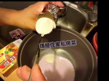 step2: ～一盒自己鍾意嘅啫喱粉+一湯匙魚膠粉👉🏻在煲內搞勻