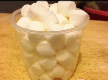 step6: 搞溶咗放一杯米杯既迷妳棉花糖