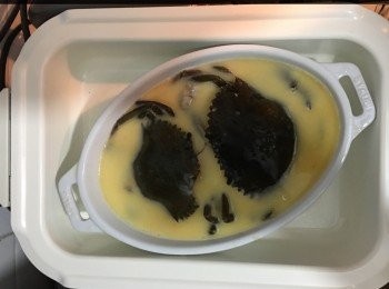 step3: 陶瓷碟直接放落已有1/4水Bruno 深鍋
High火煲滾約5分鐘
轉Low火煲多10分鐘