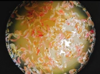 step2: 。內膽放入米和水，一切調味材料也放入
。用basic mode 40 mins，大概過了20分鐘才放小墨魚