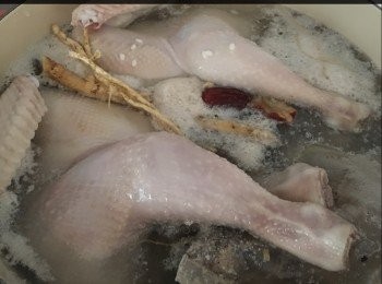 step2: 每隻雞放 2匙糯米入雞內，將湯包同雞一齊煲，耐唔耐反下隻雞，慢火煲兩個鐘頭，最後加少許黑椒同鹽，再煲十分鐘就食得