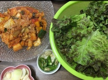 step2: 上碟後落少許芝麻，可用生菜包住一齊食