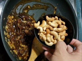 step9: 熄火後加入腰果炒勻