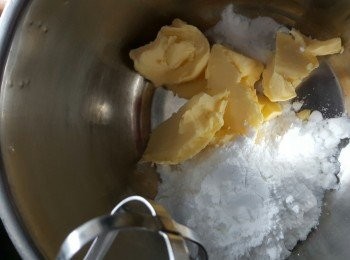 step2: 再將食用梳打粉1/4茶匙，牛油75g,糖霜65g用電動打蛋器打勻