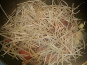 step4: 將另外1份銀芽舖上蕃茄同肉絲之上