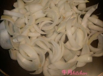 step4: 爆香蒜頭,炒洋蔥至半熟,下<span class="group_2">調味</span>再兜勻