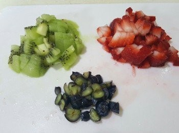 step2: 把所有水果切粒，備用。