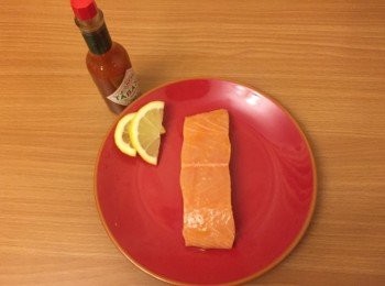 step1: 魚柳先洗淨，用廚紙抹乾吸水，再加檸檬汁、Tabasco 塗滿魚柳，放入雪櫃醃30分鐘。
焗爐預熱200度。