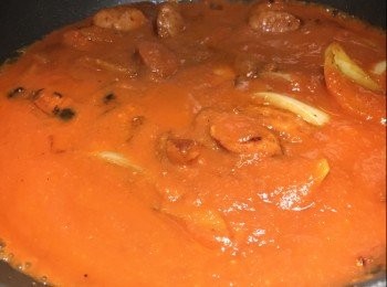step3:  燒紅鑊下油及牛油，中火，將辣肉腸煎香兩面，盛起。
原鑊放入洋蔥，中火，將洋蔥炒至半透明。下辣肉腸及螺絲粉中大火炒均，下鮮番茄濃醬大火收汁，加入紅/黃甜椒炒均，灑上什香草，上碟，即成。
