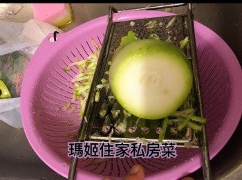 step2: 將蒲瓜洗乾淨👉🏻切尾部👉🏻然後抓住頭部刨絲