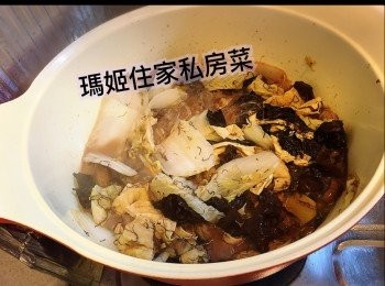 step4: ～落粉絲及髮菜👉🏻唔夠水份酌量加小許滾水👉🏻落蠔油埋獻