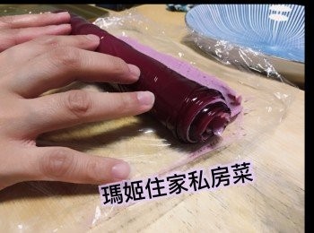step14: 挑唒四邊之後卷起
啫喱卷👉🏻用牙線或者刀切（其實我就好懶，慢慢用刀切都可以😉😉）