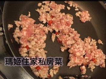 step3: ～熱鑊下油👉🏻落指天椒粒及蒜頭碎👉🏻爆香👉🏻落半肥瘦豬肉碎炒👉🏻讚少許米酒及小許水炒👉🏻見差不多開始乾身就落酸通菜頭粒及紅尖椒粒炒👉🏻落少許鹽及糖👉🏻炒勻