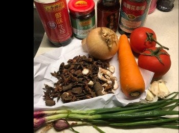 step1: 😋將所有材料（除醬、水、牛肉及蕃茄）炒出味。只需用1/3包鹵水料便夠味，先炒香滷水料撈起入袋，再炒香其他材料。待開始炆煮時才放入滷水包）