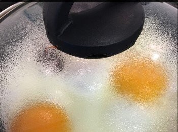 step2: 打蛋落鑊之後，蓋上，待蛋黃上有層白膜，熄火上碟，蛋黃都係半熟，但我鐘意有層白膜