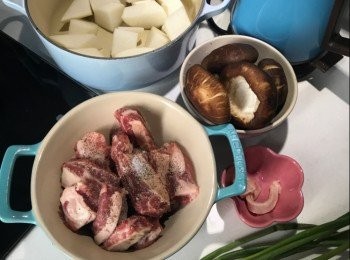 step1: 蘿蔔斜角切，
全部<span class="group_1">食材</span>最好切差不多大小。
用鹽、糖同胡椒粉醃牛肋，半小時到。