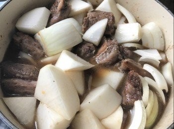 step4: 跟住煮個烏冬、瀝乾水，撈埋牛肋同擺幾粒蔥花就食得啦。