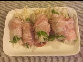 step1: 將金針菇洗淨，去頭部份. 
芥菜頭部用小刀子切成花卉狀，以滾水加一些等是否雞粉煮5分鐘後，立即放入冷水中， 保持菜的顔色青綠色.