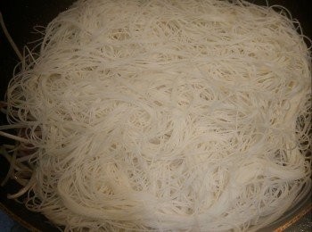 step5: 再舖上米粉,蓋上鑊蓋,中火5分鐘