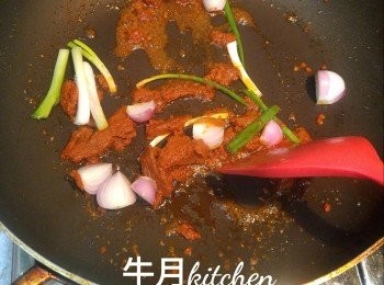 step4: 大火下油,炒香咖哩醬