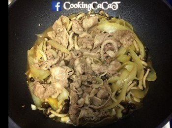 step4: 煮約4-5分鐘後加入肥牛略炒。同時間用2湯匙暖水加入味噌攪勻，與蔥粒一起加入鍋內撈勻，立刻關火加於飯上即成。