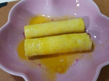 step6: 蛋黃打勻，將麵包卷沾上蛋黃。