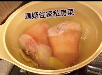 step2: ～急凍咸豬手解凍👉🏻用薑片飛水