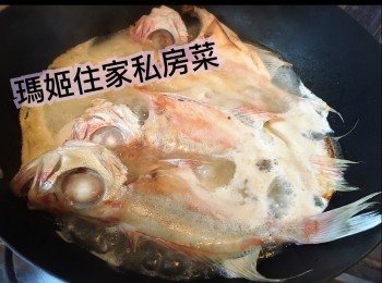 step4: 煎到差不多鑽熱水👉🏻滾一陣👉🏻等水變白👉🏻